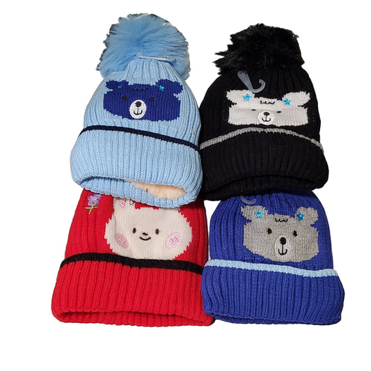 Gorro para niños afelpado con un pompón diseño de oso.