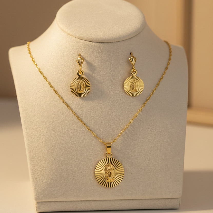 Set de collar y aretes de oro laminado.