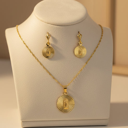 Set de collar y aretes de oro laminado.
