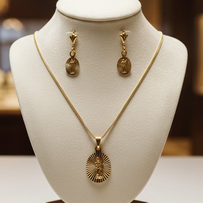 Set de collar y aretes de oro laminado.