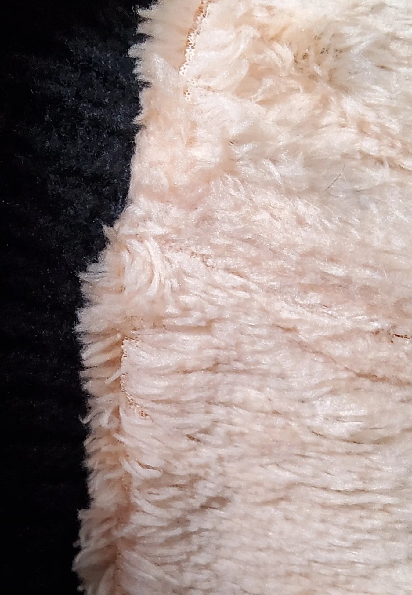 Gorro para niños de 4 a 7 años afelpado con doble pompón y bigotes Bordados.