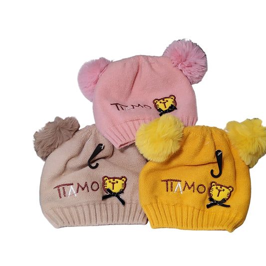 Gorro de bebé afelpado con doble pompón.