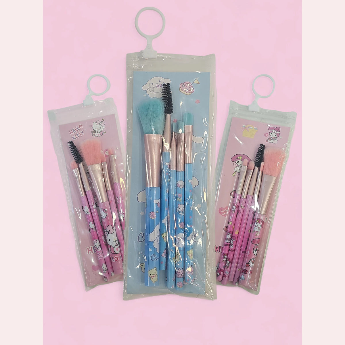 Set de 5 brochas de viaje con diseños de personajes, fondo rosa suave