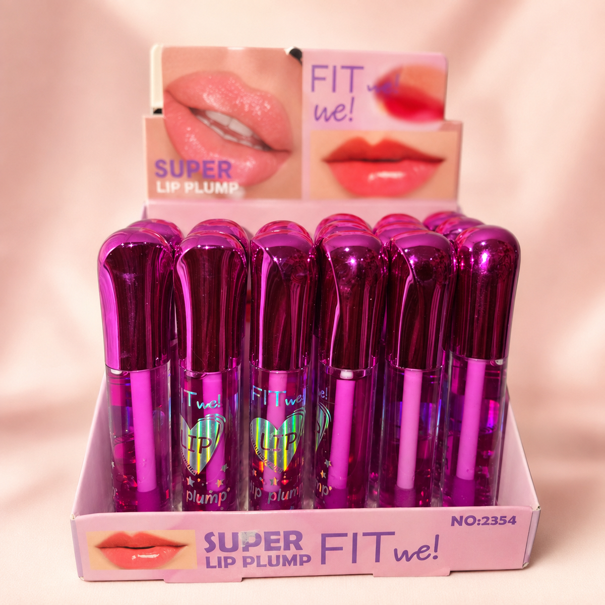 Super Lip Plump Fit Me en fondo rosa nude, vista 1