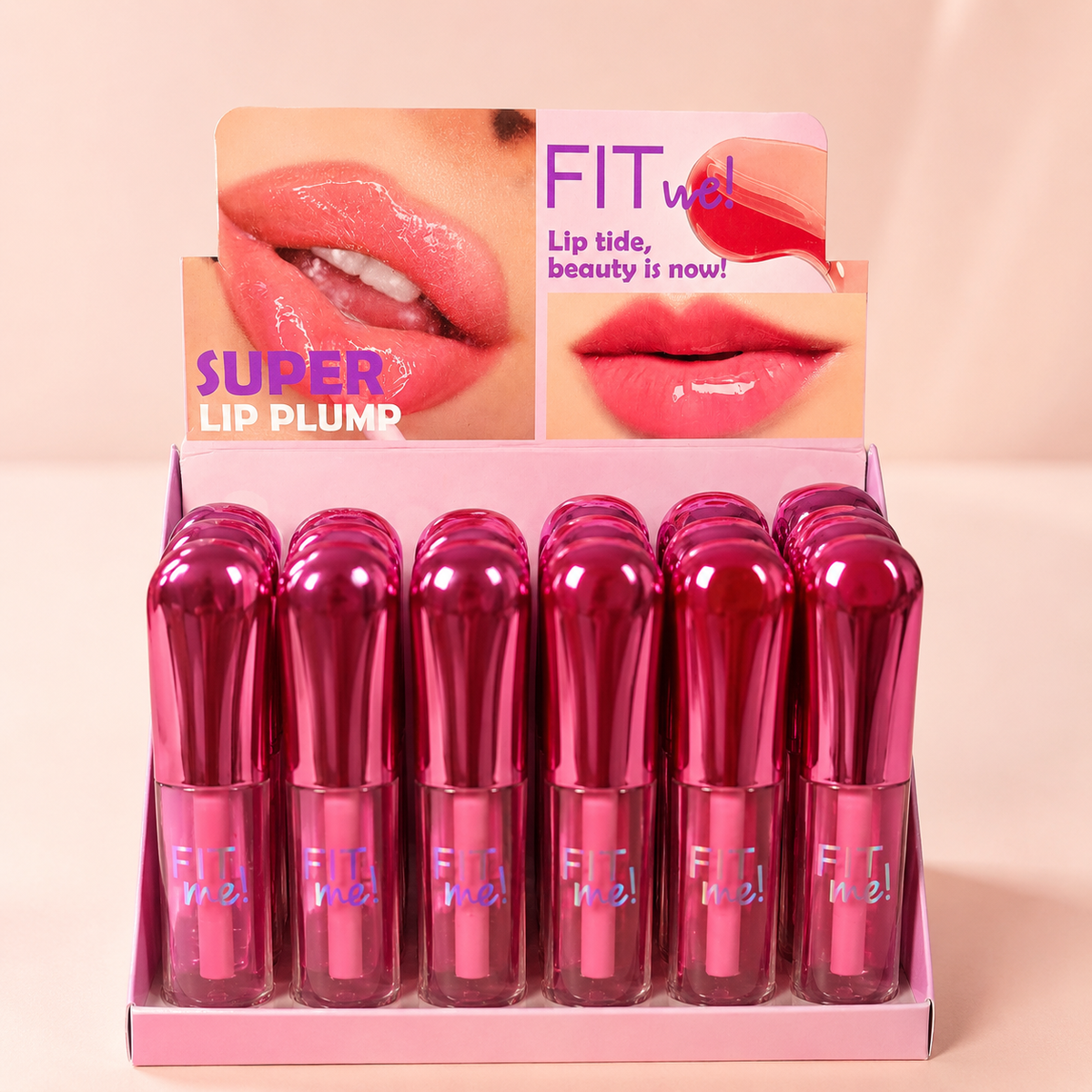 Super Lip Plump Fit Me en fondo rosa nude, vista 2