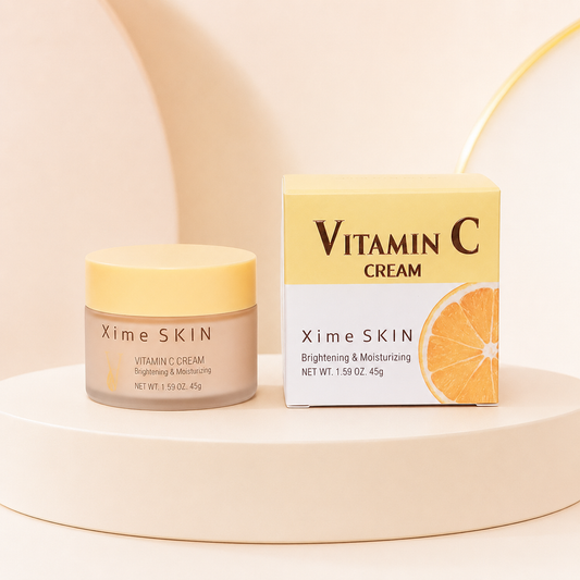 Xime Skin Vitamin C Cream con caja sobre fondo rosa nude, blanco y beige